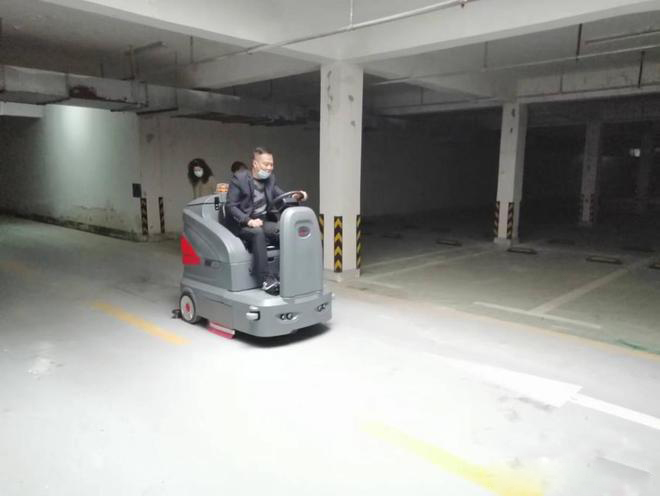 自贡小区物业保洁不用人力改用驾驶式洗地机了